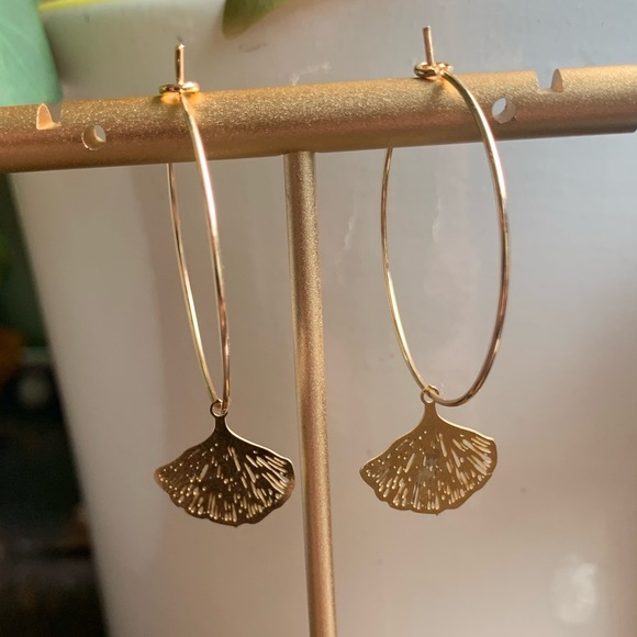 ✨NWT ✨18K Gold Hoop with Gingko Leaf Charm, Minimal Bohemian Earrings - Picture 5 of 11